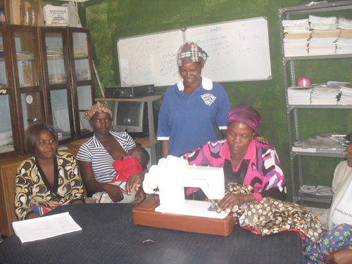 Eine Nähmaschine für die Frauen des YWCA Namibia